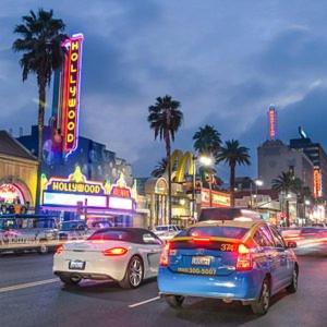 two cars parked on a city street at night at Los Angeles Cozy Vibe in Los Angeles