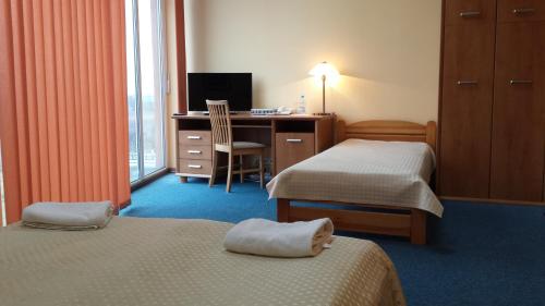 Katil atau katil-katil dalam bilik di Noclegi Apro