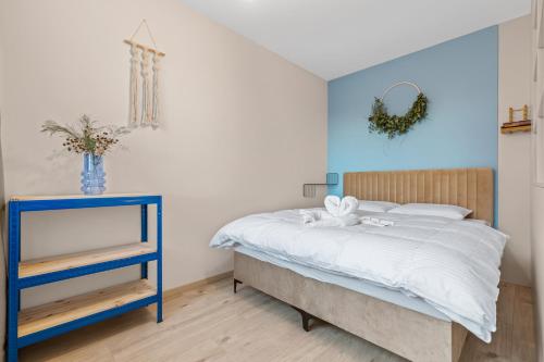 Postel nebo postele na pokoji v ubytování Cozy Apt w AC, Garden & Parking