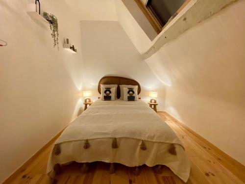 - une chambre avec un lit et deux lampes au sol dans l'établissement Charmante maison à pans de bois, Vernon centre, à Vernon