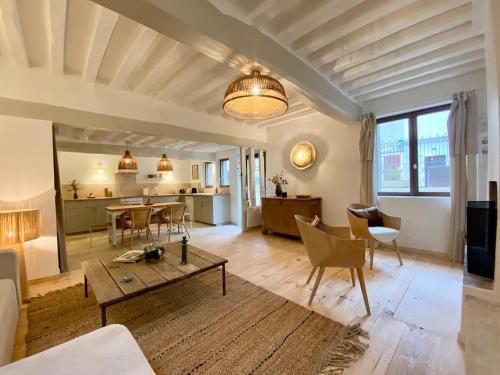 un salon avec un canapé et une table dans l'établissement Charmante maison à pans de bois, Vernon centre, à Vernon