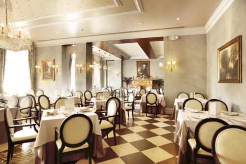 Restaurant o un lloc per menjar a PortAventura Hotel Lucy's Mansion - Includes PortAventura Park & Ferrari Land Tickets