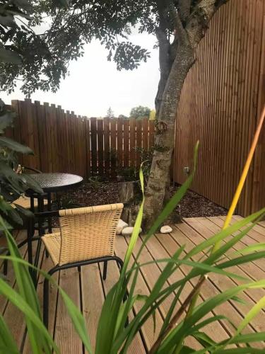 a patio with a table and chairs and a fence at Studio Tiny House in Chantonnay