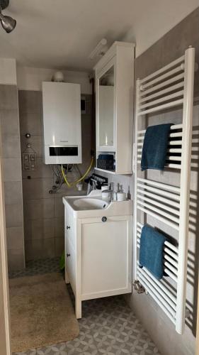 Kuchyň nebo kuchyňský kout v ubytování Red Stone Apartman Kővágóörs-Pálköve egész évben - 200m a Balaton parttól kilátással