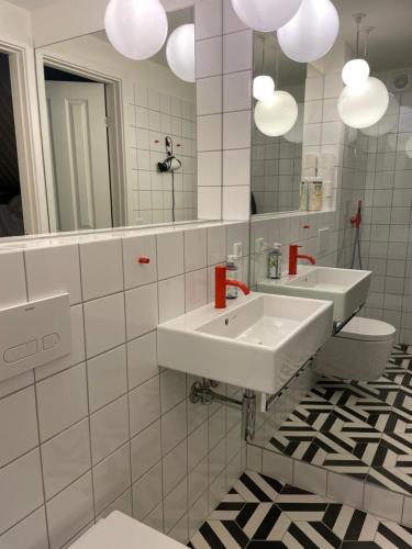 a bathroom with two sinks and a mirror at Sølyst in Silkeborg