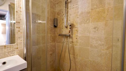 une salle de bain avec douche et lavabo dans l'établissement 05 Grand studio near Châtelet, à Paris