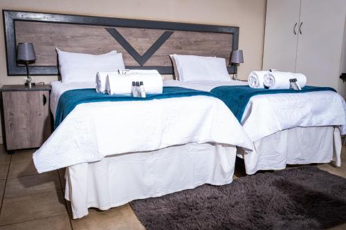 Postel nebo postele na pokoji v ubytování Lempitse Lodge