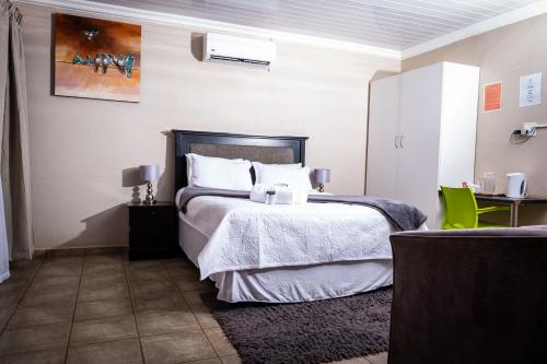 Postel nebo postele na pokoji v ubytování Lempitse Lodge