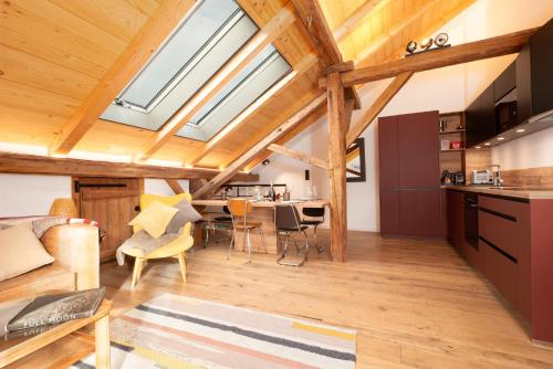 Il comprend une cuisine et un salon doté de plafonds en bois et de lucarnes. dans l'établissement The Loft, à Saint-Gervais-les-Bains