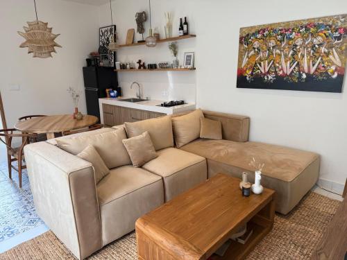 Coin salon dans l'établissement Amazing rice field-view Villa 3min walk to the sea