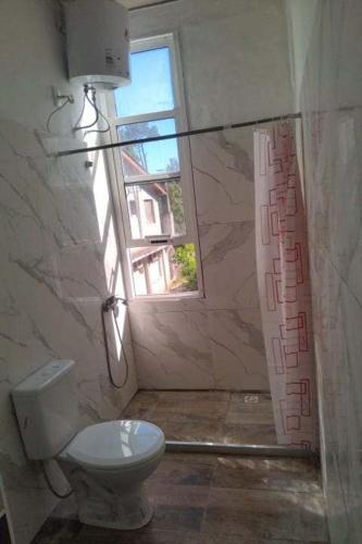 un bagno con wc e finestra di Devoto Piriapolis a Piriápolis