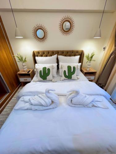 ein Schlafzimmer mit einem Bett mit zwei Handtüchern darauf in der Unterkunft Appartement luxe au cœur de Marrakech in Marrakesch