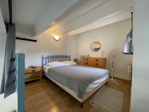 - une chambre avec un lit bleu et du parquet dans l'établissement Location Cap Agde Pinede, au Cap d'Agde