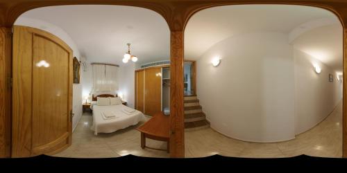 een kamer met een bed en een kamer met een gang bij Apartamentos Manbea in San José