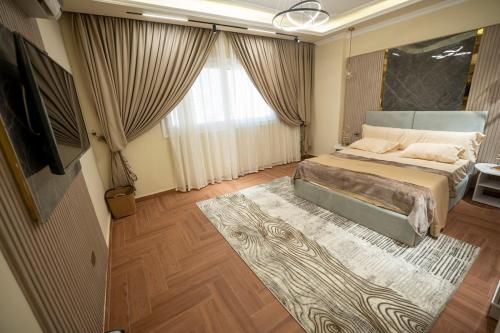 A bed or beds in a room at Luxury Apt with Stunning View