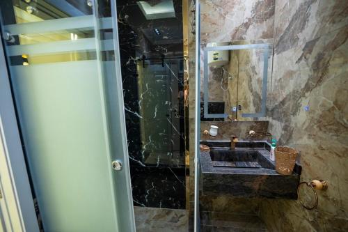 A bathroom at Luxury Apt with Stunning View