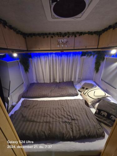 洛斯克里斯蒂亚诺斯Autocaravan,camper,campervan,motorhome,not driveable,only habitable的露营车后面的两张床