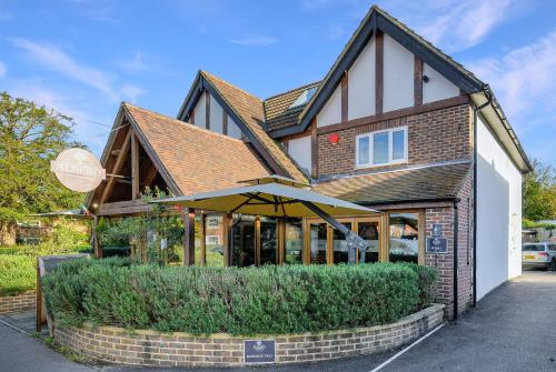 a building with an umbrella in front of it at One-bed central retreat in Brockenhurst in Brockenhurst