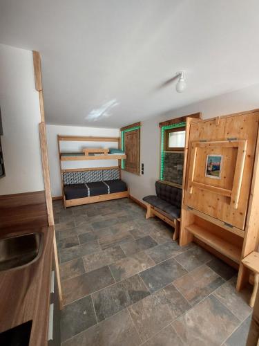 Cette chambre est dotée de carrelage et de 2 lits superposés. dans l'établissement studio cosy Chambéry-chartreuse 3 personnes proche montagne, à Saint-Thibaud-de-Couz