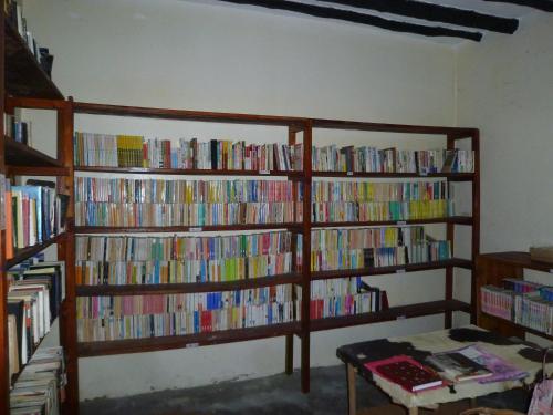 una habitación con dos estanterías llenas de libros en Paradise Beach Bungalows, en Paje