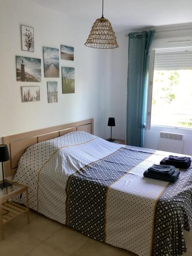 une chambre avec un lit et une fenêtre dans l'établissement Santa Maria Poggio, à Moriani-Plage