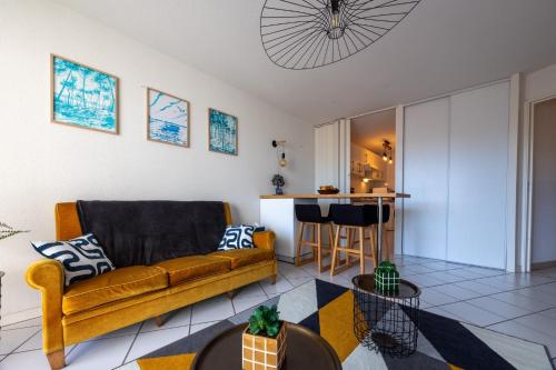 un salon avec un canapé et une cuisine dans l'établissement Bassin Bleu - Vue sur le port d'Arcachon, à Arcachon