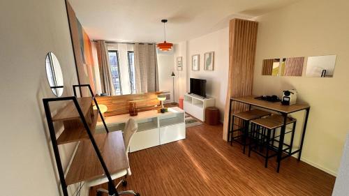 un salon avec un bureau et une télévision dans l'établissement 089 - Garcia Lorca -Parking - Tram - 2 pers, à Montpellier