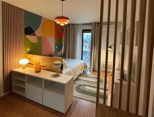 une chambre avec un lit et une table avec une lampe dans l'établissement 089 - Garcia Lorca -Parking - Tram - 2 pers, à Montpellier