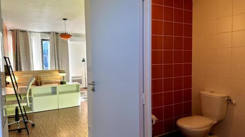 une salle de bain avec toilettes et lavabo dans l'établissement 089 - Garcia Lorca -Parking - Tram - 2 pers, à Montpellier