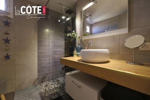 a bathroom with a sink and a mirror at L'Espéron in Sausset-les-Pins