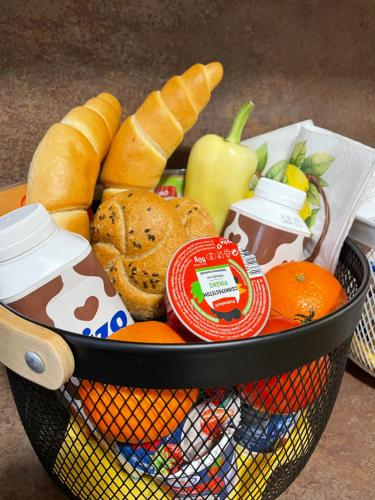 un cesto di pane, verdura e frutta di Morningside01 a Gyula
