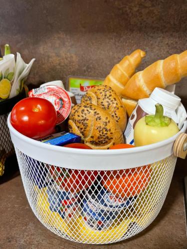un cestino pieno di verdure, pane e pomodori di Morningside01 a Gyula