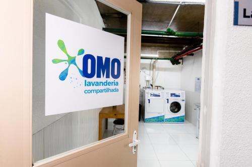 a sign in a laundry room with a washing machine at Royal Golden Hotel - Savassi in Belo Horizonte