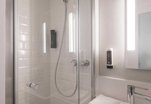 Ένα μπάνιο στο B&B HOTEL Angers 1 Beaucouzé
