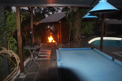 La alberca dentro o cerca de LA LIANE DE JADE 974-Lodge Le Palissandre - jacuzzi privatif - piscine chauffée