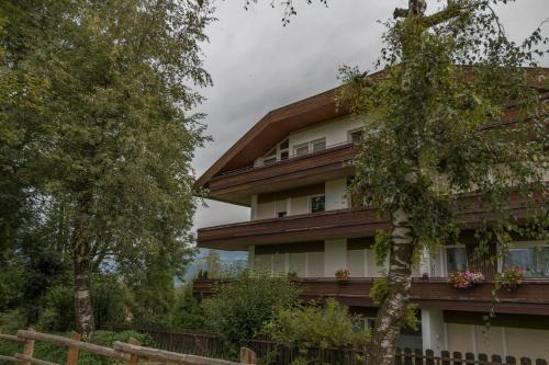 a house with a fence in front of it at Appartamento Hubertus 2 camere in Riscone