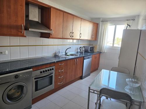 Kuchyň nebo kuchyňský kout v ubytování 3 bedrooms with pool & parking, close to sea and Gibraltar