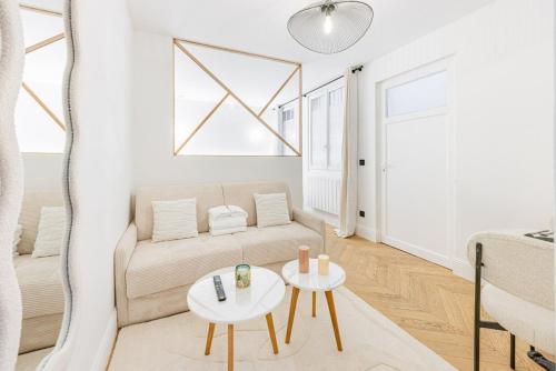 un salon avec un canapé et une table dans l'établissement Suite luxueuse Elysee Faubourg St Honore Paris 8, à Paris