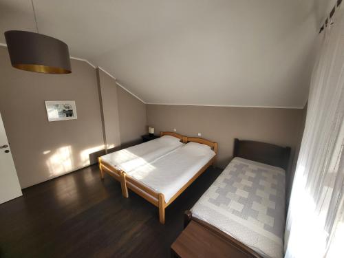 Postel nebo postele na pokoji v ubytování Apartmani Simić Valjevo