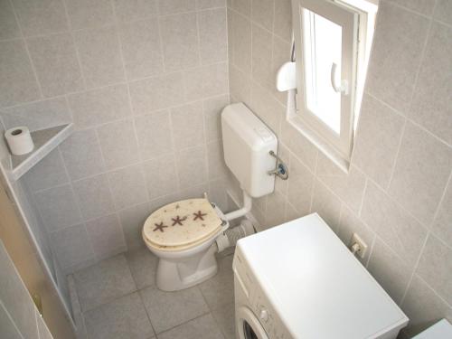 bagno con servizi igienici e sedile rotto di Apartments Anna a Zara (Zadar)