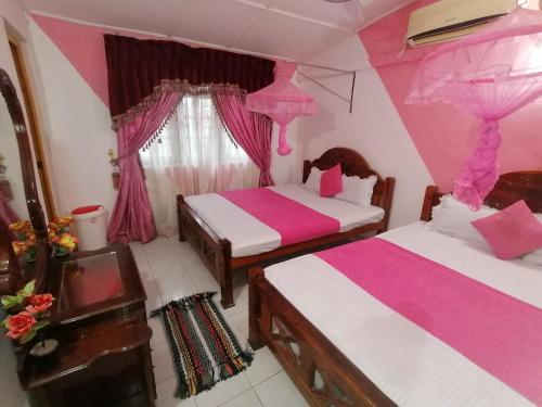 Postel nebo postele na pokoji v ubytování Dilshan Tourist Home