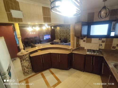 Η κουζίνα ή μικρή κουζίνα στο SuperElite apartment NileView F4