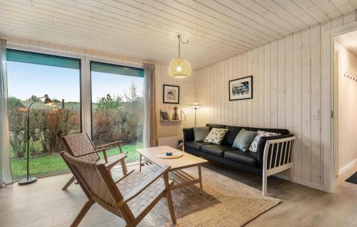 un soggiorno con un divano e un tavolo di Holiday Home Fanø 18 a Fanø
