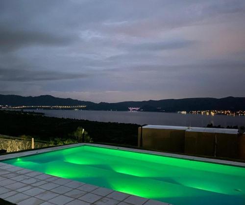einen Pool mit Blick auf einen Wasserkörper in der Unterkunft Chalet de montaña in Villa Carlos Paz