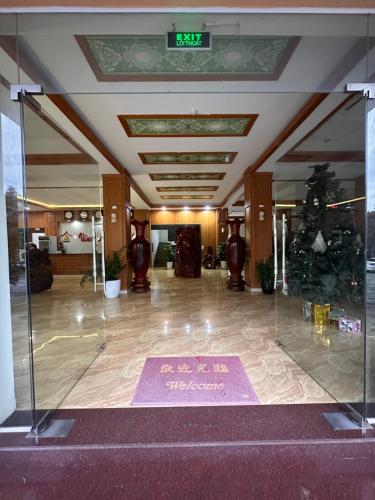 a lobby with a purple rug on the floor at Khách sạn Vĩnh Lộc in Lao Cai