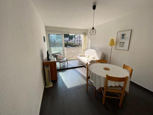 un salon avec une table et un canapé dans l'établissement Studio Lumineux à 700m de la Plage, Centre Ville, Pour 4 Personnes - FR-1-716-17, à La Grande Motte