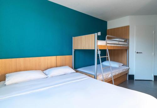Ένα ή περισσότερα κρεβάτια σε δωμάτιο στο B&B HOTEL Brive-la-Gaillarde