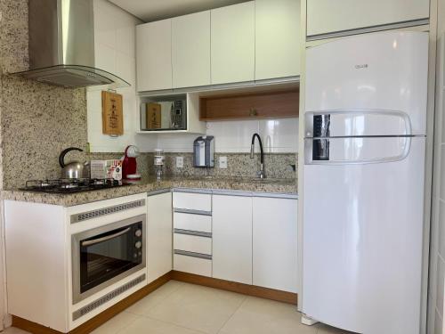 Η κουζίνα ή μικρή κουζίνα στο AP 2 Quartos no Centro do Passo de Torres