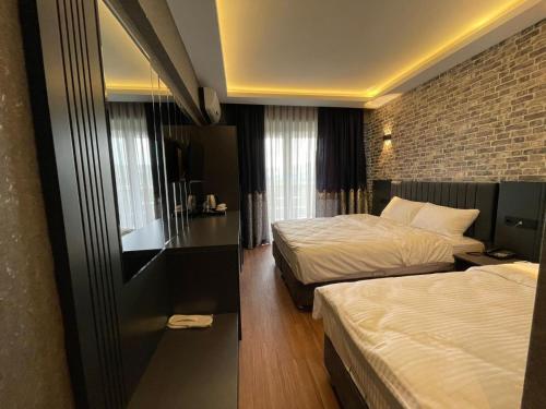 Postel nebo postele na pokoji v ubytování Sheltons Hotel