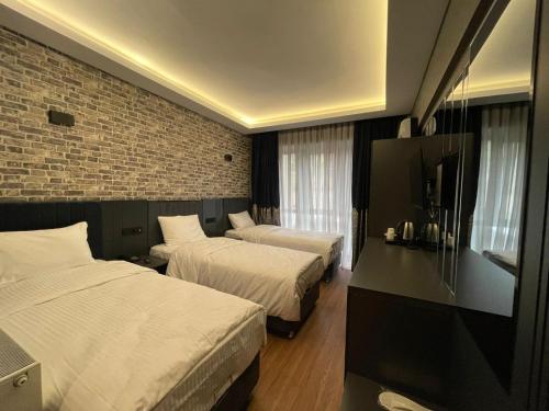 Postel nebo postele na pokoji v ubytování Sheltons Hotel